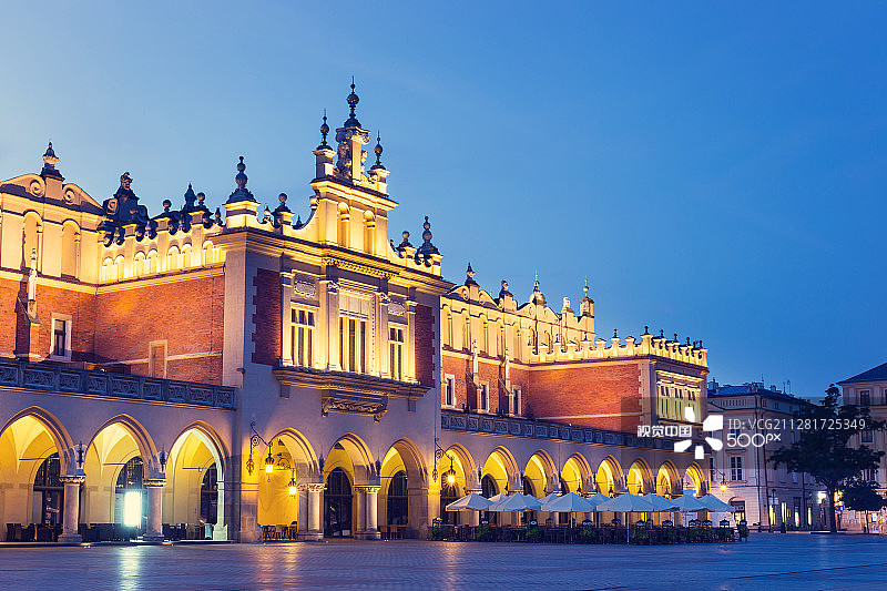 夜晚的波兰克拉科夫市场广场图片素材