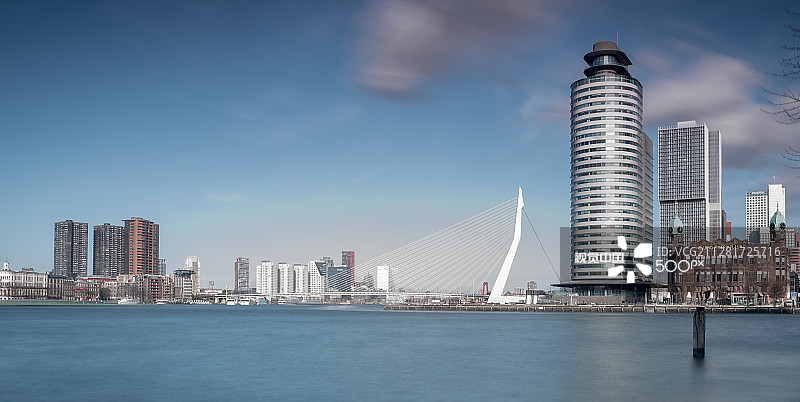 冬日阳光下的伊拉斯谟桥图片素材