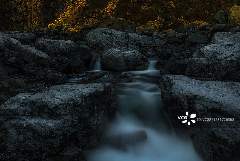 夕照之下浪漫的小瀑布图片素材