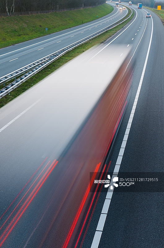 卡车经过图片素材