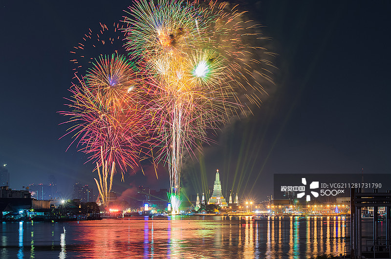 泰国新年期间的黎明寺图片素材