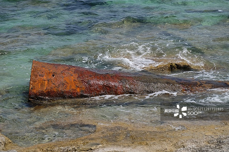福门特拉岛绿松石水域上的红氧化物图片素材