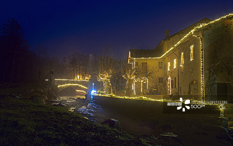 圣诞装饰的旧磨坊图片素材