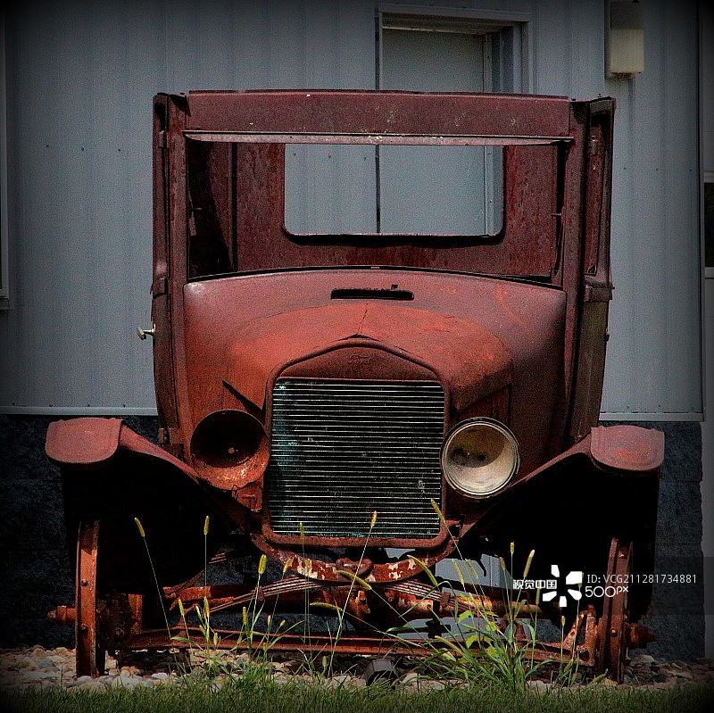 老旧生锈的废弃汽车图片素材