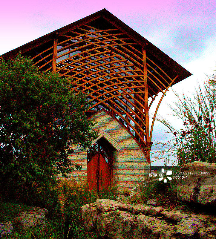 岩石中的小教堂图片素材