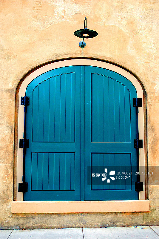 查尔斯顿的蓝色大门和灯图片素材