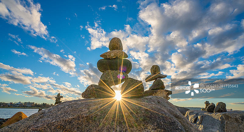 阳光下的小型因纽克苏克石堆图片素材