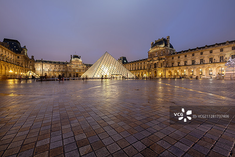 法国巴黎卢浮宫广场图片素材