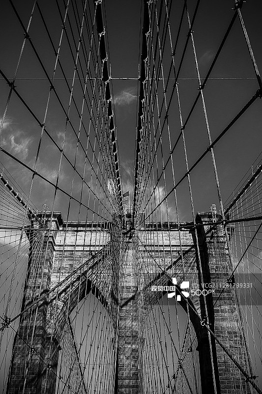 仰望布鲁克林大桥图片素材