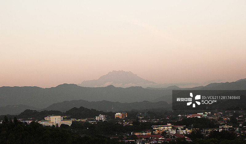 从亚庇观看京那巴鲁山图片素材