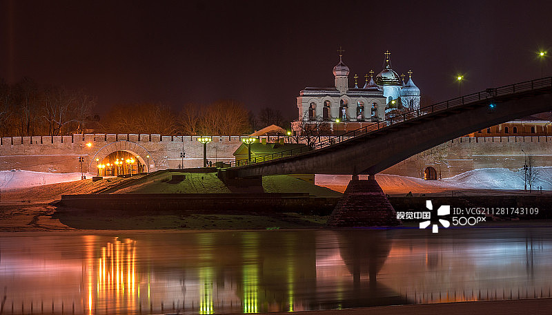 冬季夜晚的诺夫哥罗德克里姆林宫图片素材