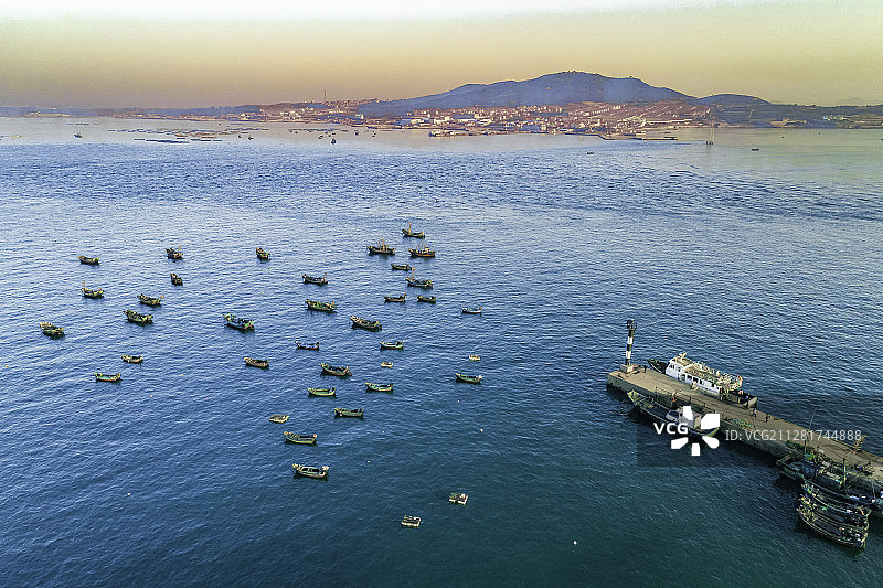 码头对面是琅琊台图片素材