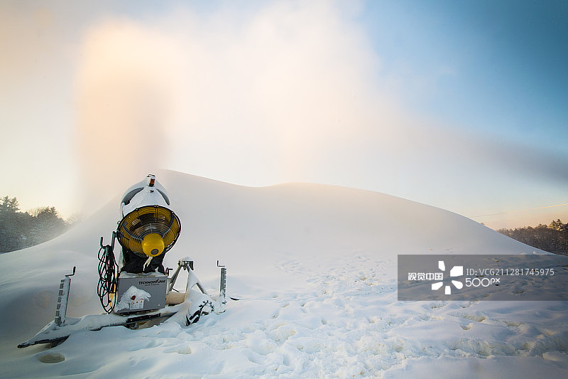 爱沙尼亚塔林市的造雪机图片素材