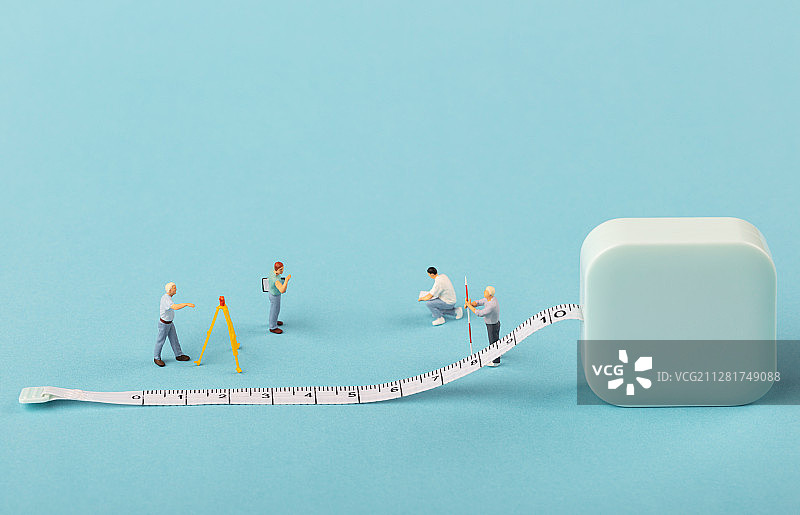 丈量测量卷尺测绘人员图片素材