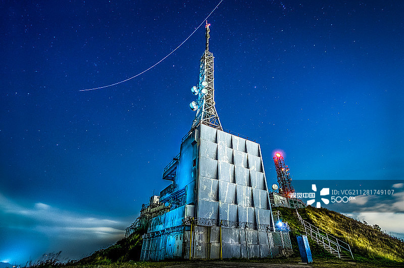 晴朗夜空下的广播电视塔图片素材