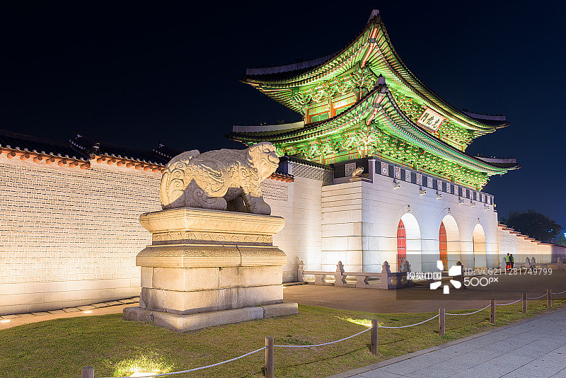 韩国首尔夜晚的景福宫图片素材