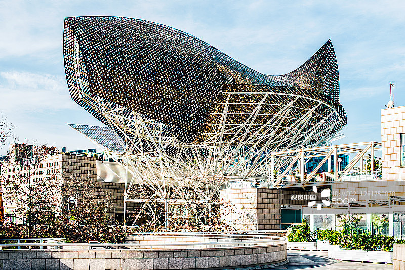 弗兰克·盖里设计的金属鱼，巴塞罗那奥林匹克港图片素材