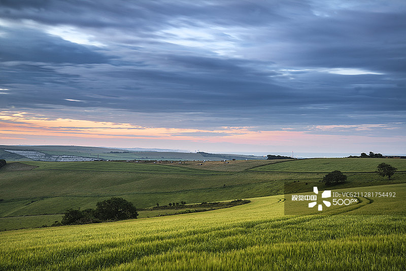 南唐斯丘陵斯泰宁碗美丽的夏日日落景观图片素材