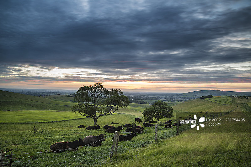 南唐斯丘陵斯泰宁碗美丽的夏日日落景观图片素材