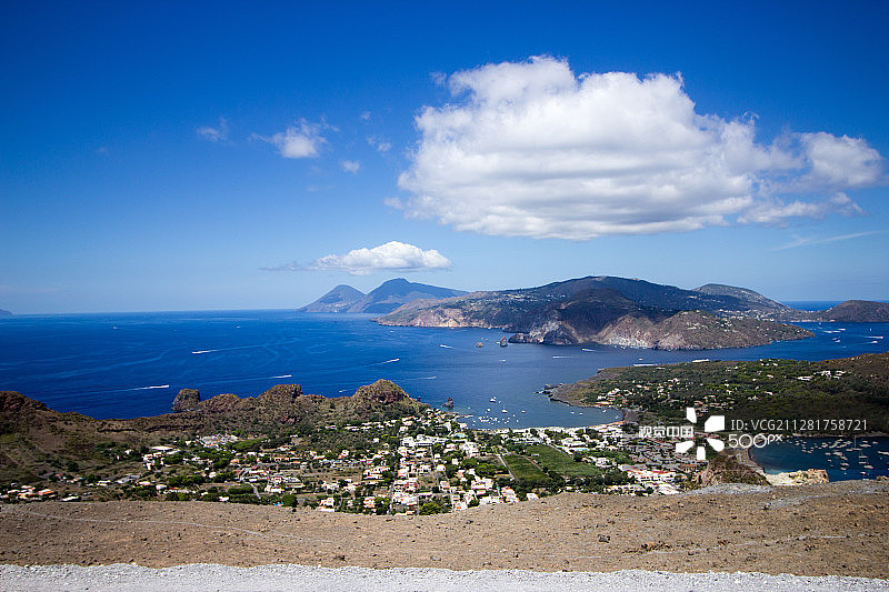 从武尔卡诺观看利帕里和萨利纳图片素材