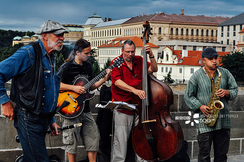 在布拉格查理大桥上的音乐家图片素材