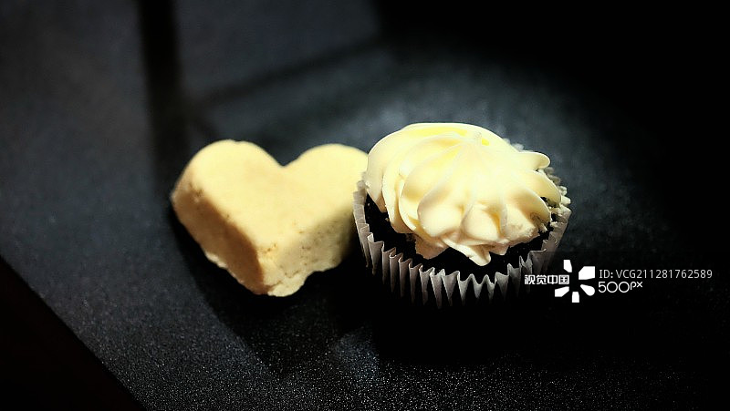 纯素奶油酥饼和纯素纸杯蛋糕图片素材