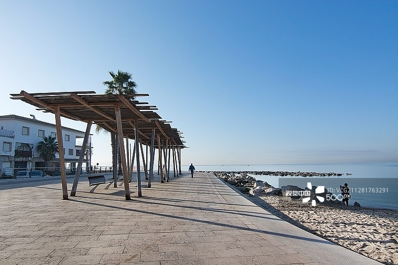 地中海沿岸阳光明媚的自行车路线图片素材