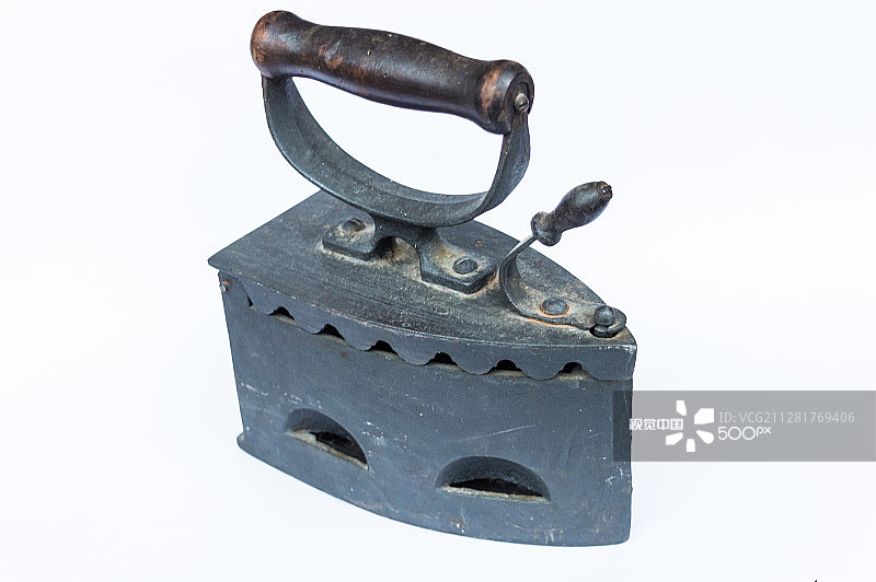 白色背景上的老式熨斗图片素材