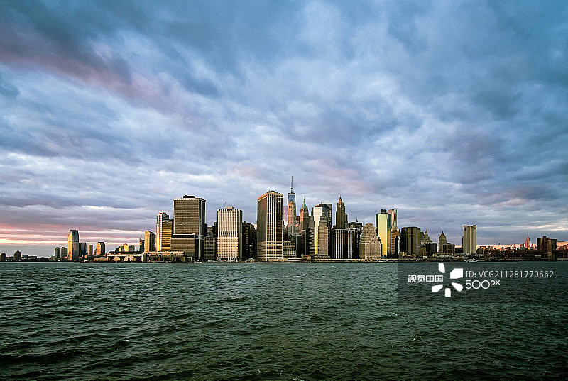 2016年1月日落时分的下曼哈顿天际线图片素材