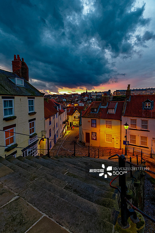 惠特比199级台阶的日落图片素材