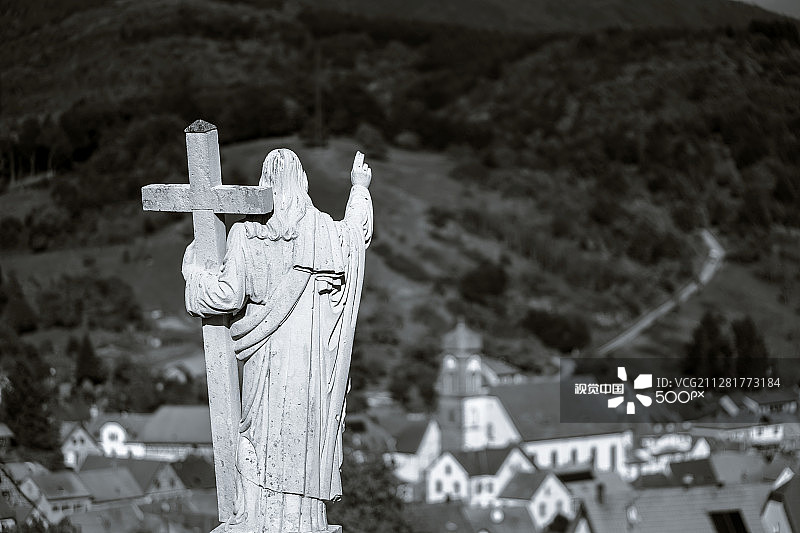法国小村庄上空的雄伟耶稣基督雕塑图片素材