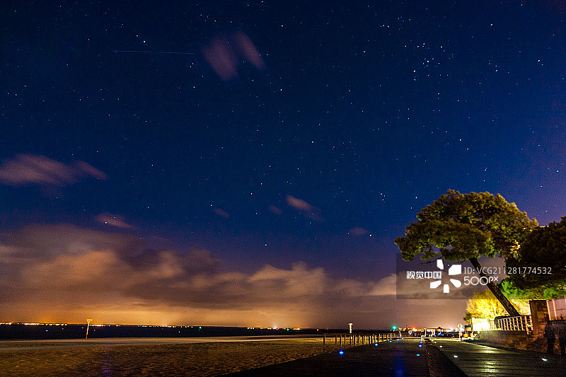 夜晚的阿尔卡雄图片素材