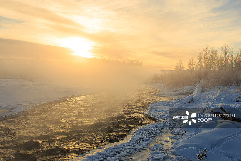 加勒廷河上升起的雾图片素材