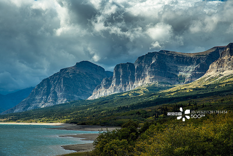 舍伯恩湖上空的积雨云图片素材