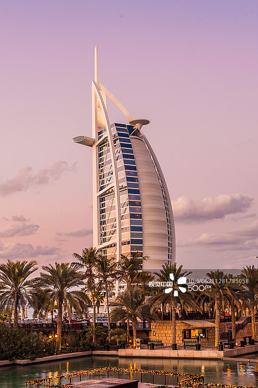 日落下的阿拉伯塔酒店图片素材