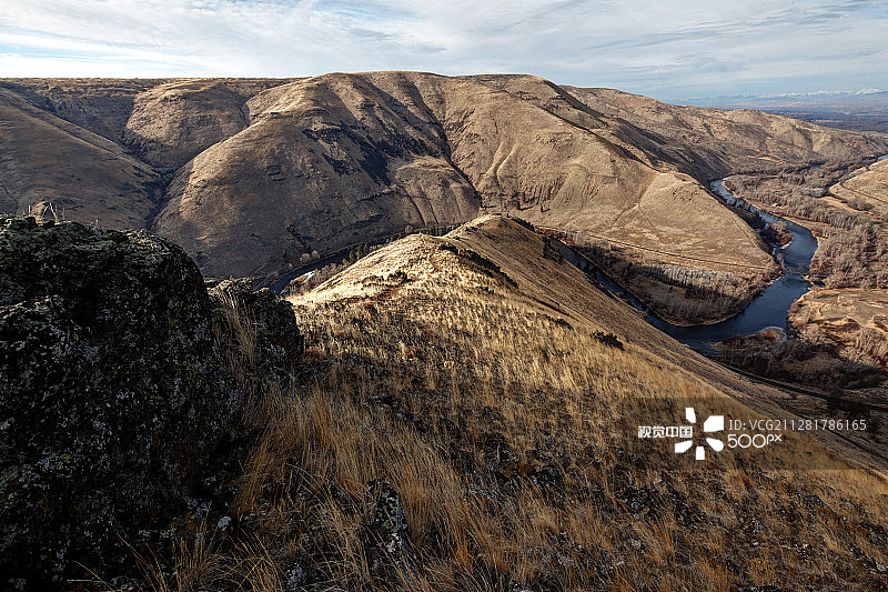 美国华盛顿州埃伦斯堡雅基马河谷上方的响尾蛇舞山脊图片素材