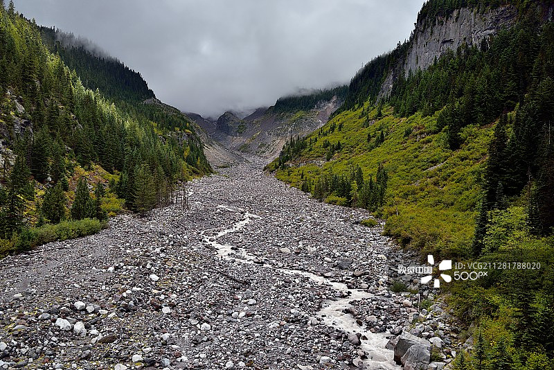 仰望冰川山谷和尼斯卡利河图片素材