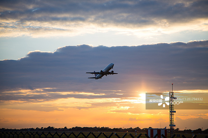波音飞机日落起飞图片素材