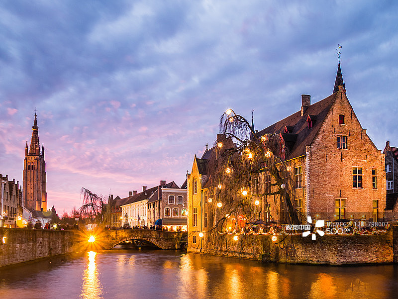 比利时布鲁日：夜晚的灯光照亮的河流图片素材