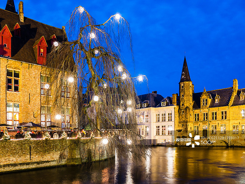 比利时布鲁日：夜晚的灯光照亮的河流图片素材