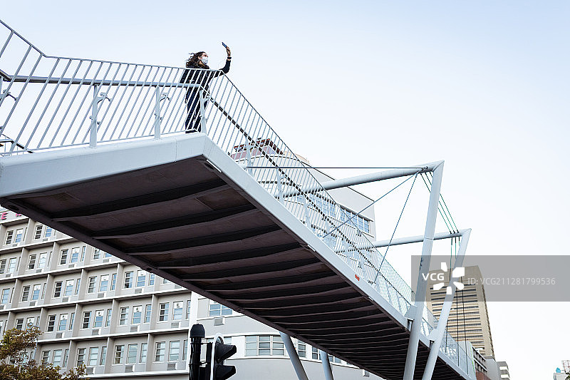 白人妇女戴着防护口罩使用手机图片素材