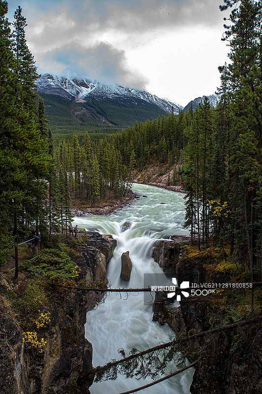 阿萨巴斯卡瀑布，加拿大图片素材