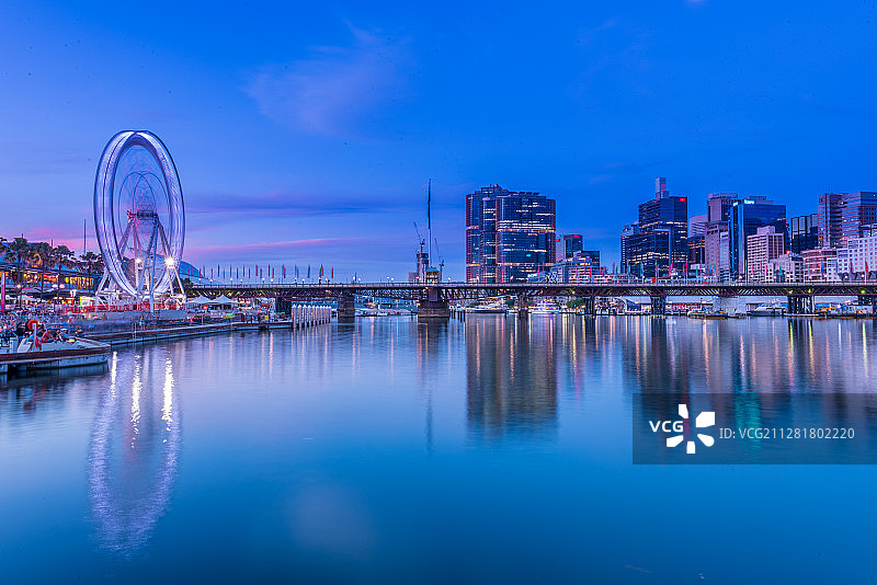 夜色中的悉尼达令港华灯初上图片素材