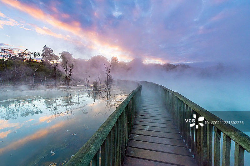 新西兰罗托鲁阿奇异的地热公园，充满雾气、弥漫着硫磺味的清晨图片素材