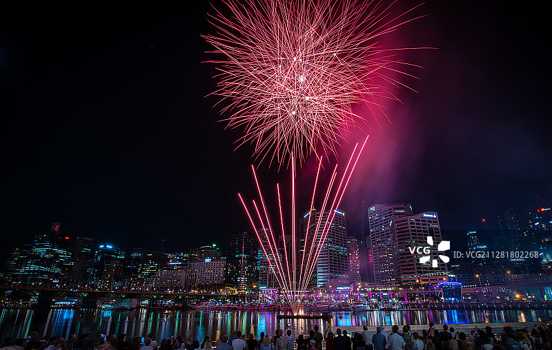 悉尼达令港的烟花表演和夜景图片素材