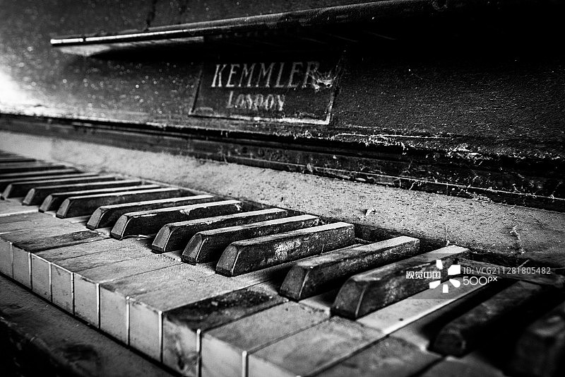 未弹奏的钢琴琴键图片素材