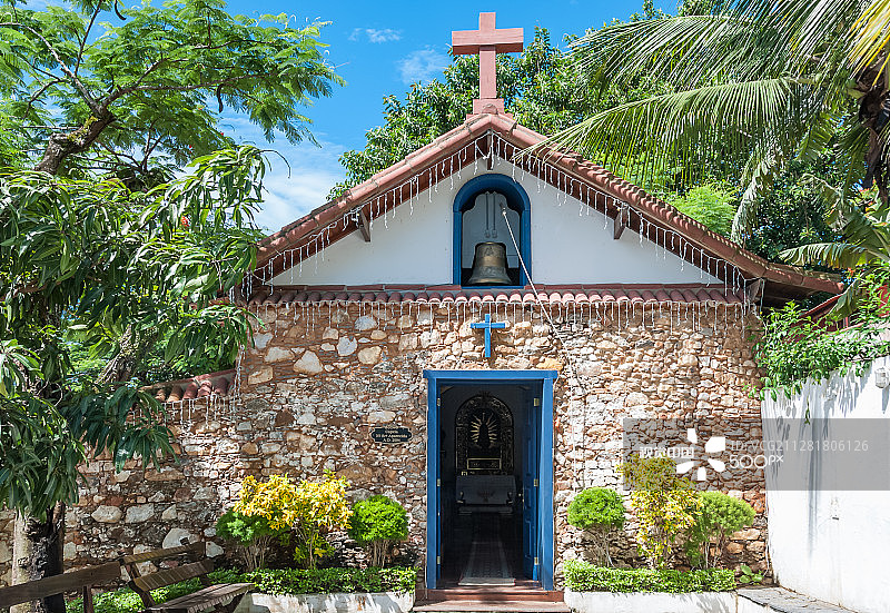 建筑宗教建筑，带有蓝色敞开入口门的教堂图片素材