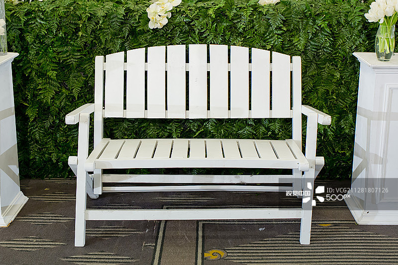 院子里的空白白色木制长椅图片素材