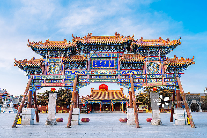 中国内蒙古呼和浩特大召寺佛照青城牌坊图片素材