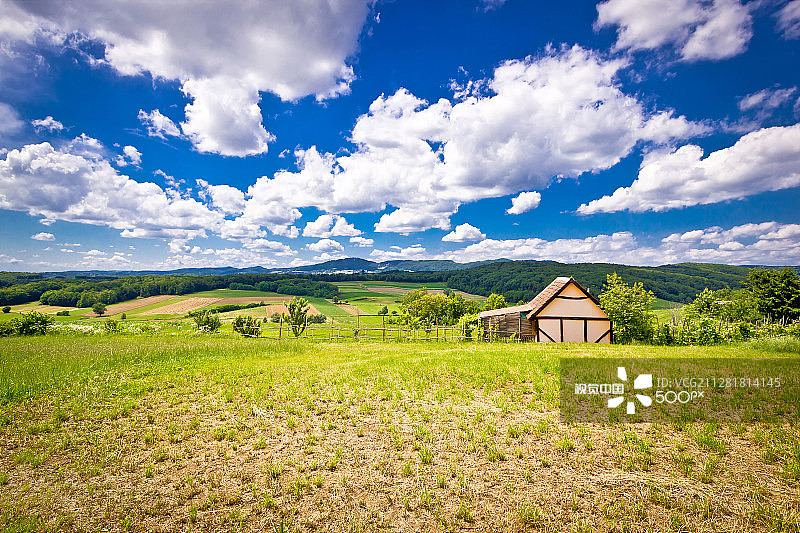 田园风光中的小屋图片素材